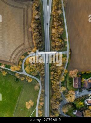 Vue de dessus d'un drone dans une rue avec des voitures et un pont. Banque D'Images