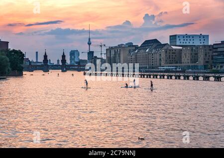 Berlin, Allemagne août-16-2017 soirée d'été sur la Spree à Berlin avec vue sur la ville Banque D'Images