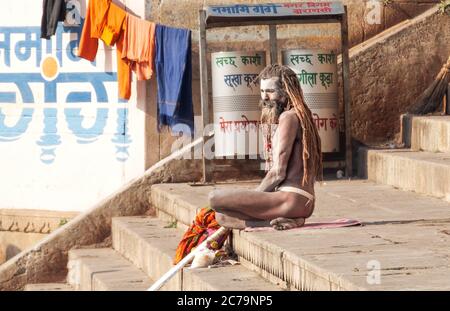 Un Naga Sadhu se trouve devant sa tente Les ghats de Varanasi Banque D'Images