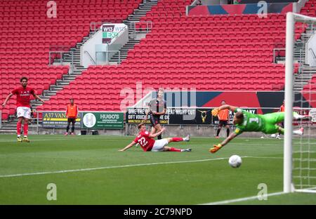 Nick Powell (au centre), de la ville de Stoke, a tiré sur le but lors du match du championnat Sky Bet à Ashton Gate, Bristol. Banque D'Images