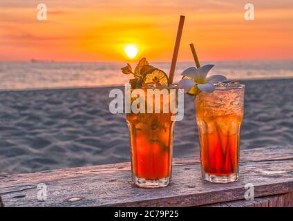 boissons avec plage floue et coucher de soleil en arrière-plan Banque D'Images