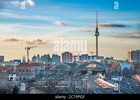 Berlin, panorama sur la ligne d'horizon avec la tour de télévision et Ostbahnhof Banque D'Images