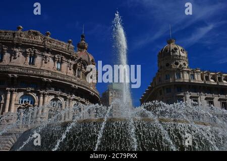 Gênes, Ligurie, Italie. La Piazza de Ferrari, avec sa belle fontaine et ses somptueux palais, est la place principale de Gênes. Banque D'Images