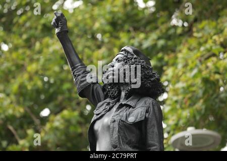 Bristol City, Bristol, Royaume-Uni, 15 juillet 2020 : de petites foules se rassemblent pour voir Marc Quinns statue de la taille de la vie du militant Jen Ried - certains manifestants dans la foule ont appelé à être enlevé alors que la plupart l'ont pensé un remplacement convenable: Crédit Natasha Quarmby/ALAY Live Banque D'Images