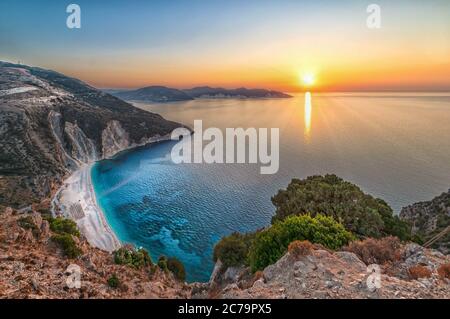 Vue depuis le dessus de la magnifique plage de Myrtos Banque D'Images