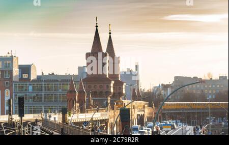 Oberbaumbrücke historique avec métro jaune Banque D'Images