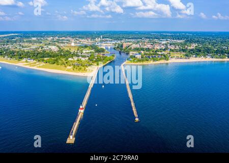 Vue aérienne des feux extérieurs et intérieurs du St. Joseph North Pier sur le lac Michigan; St. Joseph, Michigan; rivière St. Joseph Banque D'Images