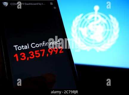 Inde. 15 juillet 2020. Dans cette illustration, le nombre total de patients infectés Covid 19 s'affiche sur un smartphone le 15 juillet 2020 enregistré par l'Université Johns Hopkins avec un logo DE L'OMS en arrière-plan. Crédit : Avishek Das/SOPA Images/ZUMA Wire/Alay Live News Banque D'Images