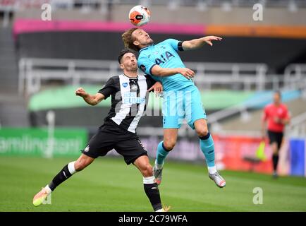 Harry Kane de Tottenham Hotspurs et Fabian Schar de Newcastle United (à gauche) lors du match de la première Ligue au parc St. James, à Newcastle. Banque D'Images