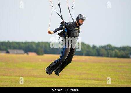 Malmo, Suède - 14 juillet 2020 : une belle journée de vacances. Beaucoup pratique leur sport préféré. Photo d'un parachutisme après un saut en parachute Banque D'Images