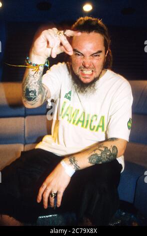 Le préhomme de Soulfly Max Cavalera (ex-Sepultura) photographié dans son bus de voyage le 2000 décembre, Nottingham, Angleterre, Royaume-Uni. Banque D'Images