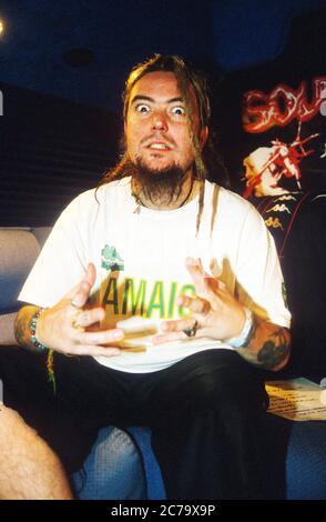 Le préhomme de Soulfly Max Cavalera (ex-Sepultura) photographié dans son bus de voyage le 2000 décembre, Nottingham, Angleterre, Royaume-Uni. Banque D'Images