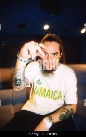 Le préhomme de Soulfly Max Cavalera (ex-Sepultura) photographié dans son bus de voyage le 2000 décembre, Nottingham, Angleterre, Royaume-Uni. Banque D'Images