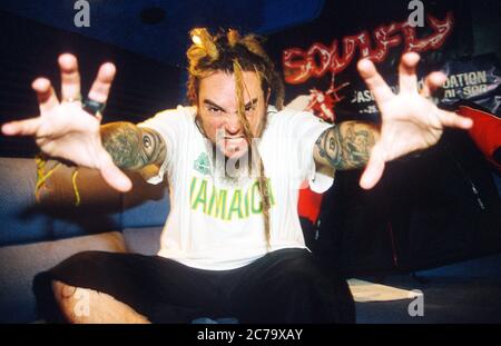 Le préhomme de Soulfly Max Cavalera (ex-Sepultura) photographié dans son bus de voyage le 2000 décembre, Nottingham, Angleterre, Royaume-Uni. Banque D'Images