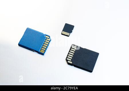 Trois cartes mémoire micro SD sur fond gris. Cartes mémoire bleues et noires pour fichiers numériques, affichage à plat Banque D'Images