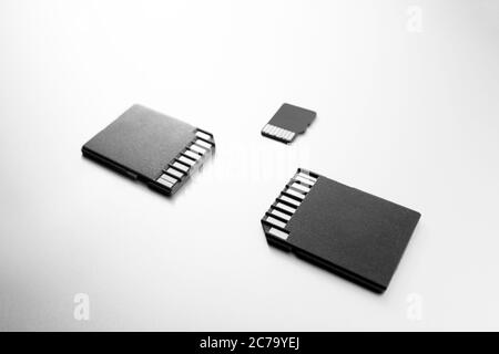 Gros plan de trois cartes micro SD, produits technologiques, mise au point sélective. Cartes mémoire microSD avec photo monochrome Banque D'Images