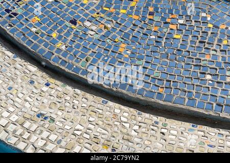 sol en mosaïque bleu et jaune coloré au sol de la piscine d'eau. Mosaïques bleues et blanches comme arrière-plan Banque D'Images