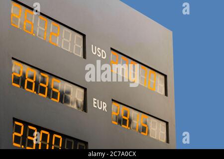 Echangeur de devises, taux de change sur le tableau de bord. Taux de devises étrangères sur le tableau de bord LED, gros plan Banque D'Images