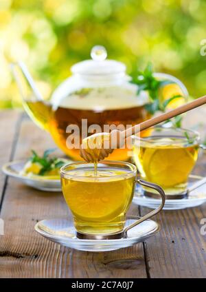 Deux tasses de thé à la menthe avec du miel et du citron Banque D'Images