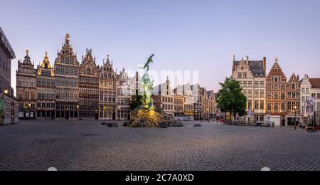 Majestueuse place 'Grote Markt' d'Anvers après le coucher du soleil. Banque D'Images