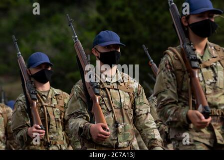 Les cadets de l'Académie de l'Armée de l'Air des États-Unis de la classe du 2024 mars à la vallée de Jacks, portant des EPI et des distances sociales, pour commencer l'entraînement de base des cadets à l'Académie de l'Armée de l'Air le 13 juillet 2020 à Colorado Springs, Colorado. Banque D'Images