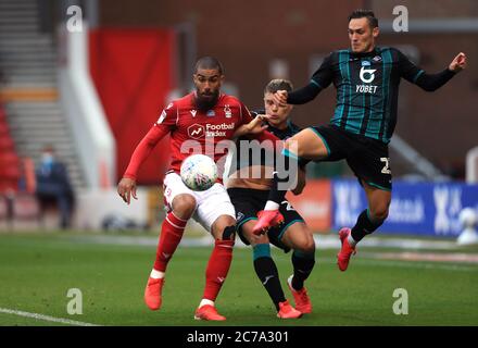 Lewis Grabban (à gauche) de Nottingham Forest et Jake Bidwell (au centre) de Swansea City se battent pour le ballon lors du match de championnat Sky Bet au City Ground, Nottingham. Banque D'Images