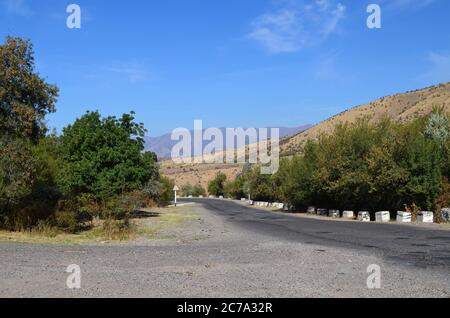 Vide route pavée dans les montagnes de l'Ouzbékistan pour les voitures. Beldersay. Banque D'Images