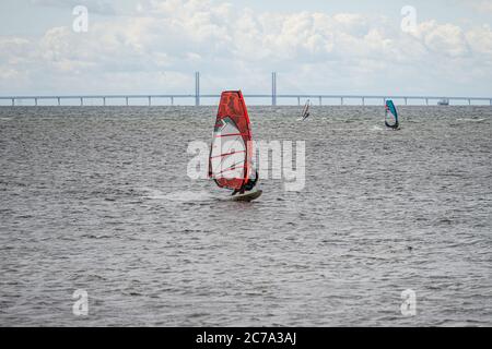 Malmo, Suède - 12 juillet 2020 : par une journée venteuse, beaucoup de gens prennent l'occasion de pratiquer des sports nautiques. Les surfeurs se rassemblent près de la plage de Lomma pour pratiquer leurs techniques de planche à voile Banque D'Images