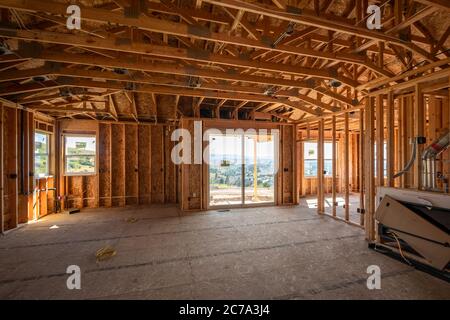 Une nouvelle maison de luxe construite sur une colline avec vue visible à travers les fenêtres encadrées à Spokane, Washington Banque D'Images