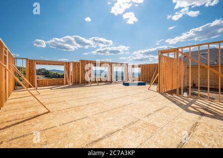 Une nouvelle maison de construction encadrée sans toit ni murs dans une subdivision haut de gamme au sommet d'une colline à Spokane, Washington, États-Unis Banque D'Images