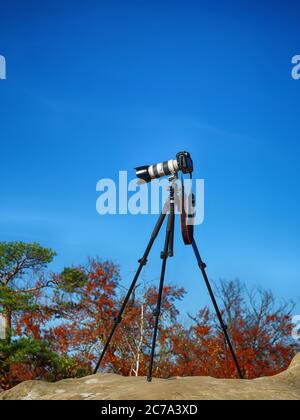 Appareil photo numérique professionnel en montagne. Élément de conception. Heure d'automne Banque D'Images