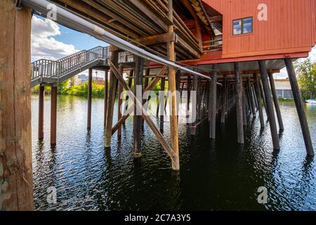 Les poteaux et les piles qui soutiennent le marché du pont Cedar St dans la ville de Sandpoint, Idaho Banque D'Images