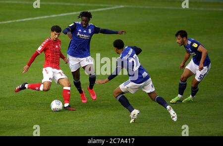 Albie Morgan de Charlton Athletic (à gauche) prend ses photos à son but lors du match du championnat Sky Bet au stade des trophées de St Andrew's trillion, à Birmingham. Banque D'Images