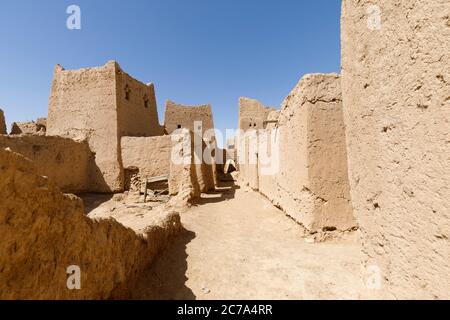 Maisons abandonnées dans la construction traditionnelle de l'architecture en adobe arabe à Qusur al Muqbil près de Riyad en Arabie Saoudite Banque D'Images