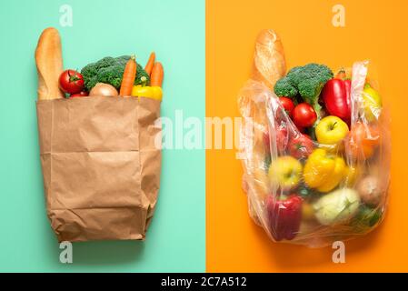 Vue de dessus avec des épiceries en plastique et des sacs en papier sur un fond bicolore. Concept pour les achats sans plastique. Choix entre le papier et le sac plastique Banque D'Images