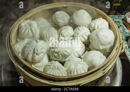 Boulettes farcies à la viande. Cuisine de rue asiatique. Cuisine asiatique. Marché de nuit. Plat pas cher. Prêt à manger Banque D'Images