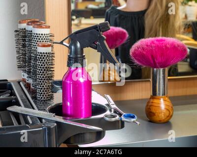 Salon de coiffure Blonde femme coupant coiffeur Banque D'Images