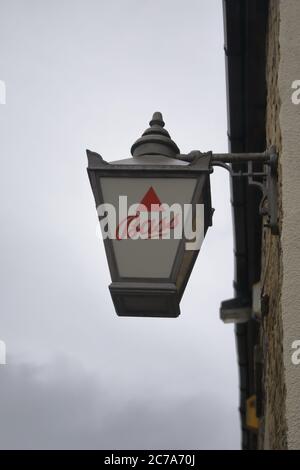 Grand mur monté ancienne lanterne extérieure / Pub lumière pour Bière basse Banque D'Images