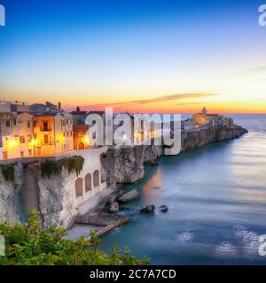 Vieste - belle ville côtière sur les rochers dans les Pouilles. L'église de San Francesco di Vieste. Péninsule de Gargano, Pouilles, Italie du sud, Europe. Banque D'Images