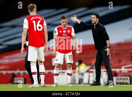 Mikel Arteta, le directeur de l'arsenal (à droite), s'adresse à Rob Holding et à Cedric Soares lors du match de la première ligue au stade Emirates, Londres. Banque D'Images