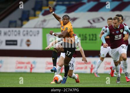 Burnley, Royaume-Uni. 15 juillet 2020. Adama Traore de Wolverhampton Wanderers (37) en action. Match Premier League, Burnley et Wolverhampton Wanderers à Turf Moor à Burnley, Lancs, le mercredi 15 juillet 2020. Cette image ne peut être utilisée qu'à des fins éditoriales. Usage éditorial uniquement, licence requise pour un usage commercial. Aucune utilisation dans les Paris, les jeux ou les publications d'un seul club/ligue/joueur. photo par Chris Stading/Andrew Orchard sports Photography/Alamy Live News crédit: Andrew Orchard sports Photography/Alamy Live News Banque D'Images