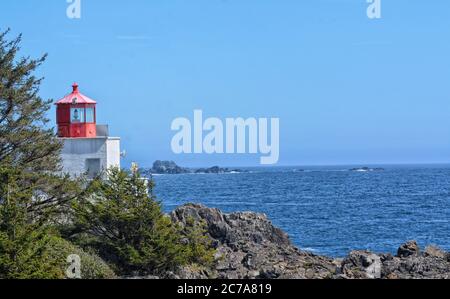 Amphitrite point Lighthouse, qui regarde vers l'océan Pacifique, avec un ciel bleu clair et d'été Banque D'Images