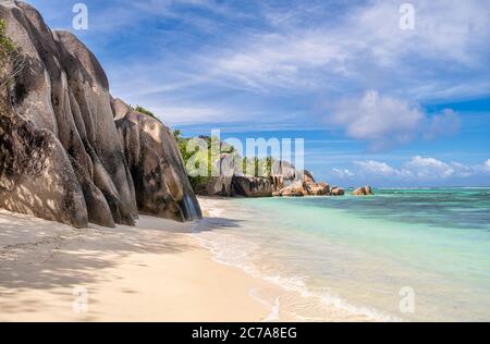 Fameux rochers de granit dans un lagon bleu sur l'incroyable plage tropicale de l'Anse Source d'argent, île de la Digue, Seychelles. Banque D'Images