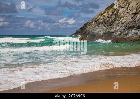 Vagues au large de la plage de Holywell Banque D'Images
