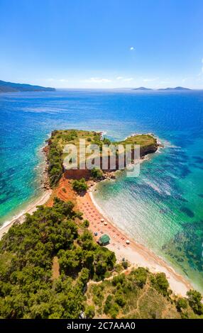 Superbe plage de Kokkinokastro avec sable orange sur l'île d'Alonnisos, Sporades, Grèce. Banque D'Images