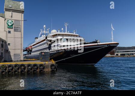 Petit bateau de croisière SEADREAM II au quai de Tollbodkaien, dans le port de Bergen, Norvège Banque D'Images