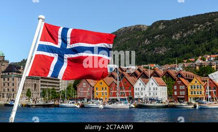 Le port intérieur de Bergen, Norvège. Vaagen, Bryggen avec de nombreux bateaux de plaisance. Drapeau national norvégien Banque D'Images