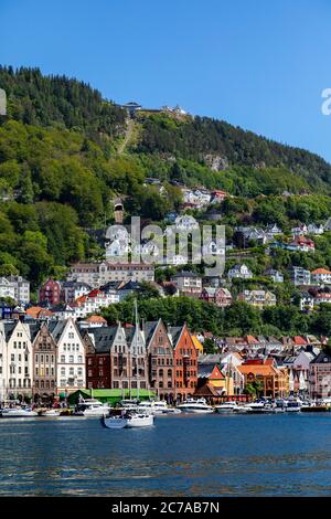 De nombreux bateaux de plaisance, voiliers à Vaagen, le port intérieur de Bergen, Norvège. Monter Floeyen en arrière-plan Banque D'Images