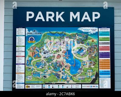 Orlando, FL/USA-6/19/20: Un panneau sur un mur de bâtiment qui est la carte du parc de SeaWorld à Orlando, Floride. Banque D'Images