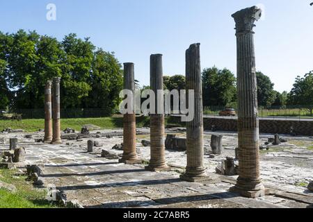 La vue panoramique du forum romain d'Aquileia, l'ancienne place principale du centre-ville de Roman Aquileia du 1er siècle avant J.-C. (le pavé Banque D'Images